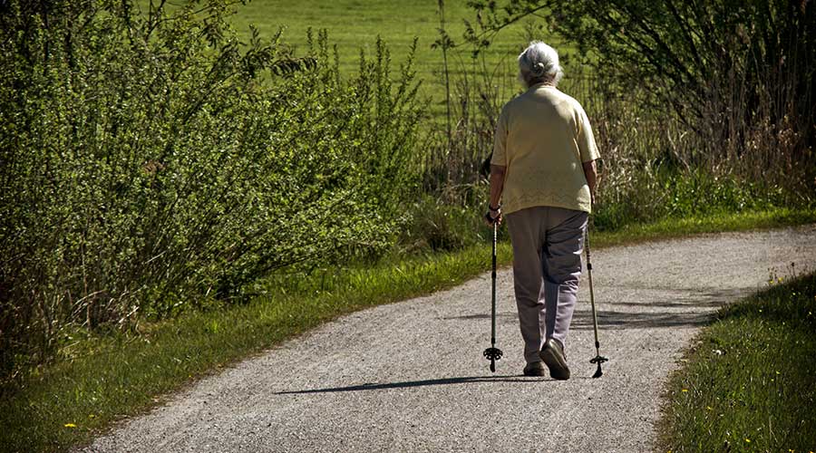 Bewegung – Seniorin geht spazieren